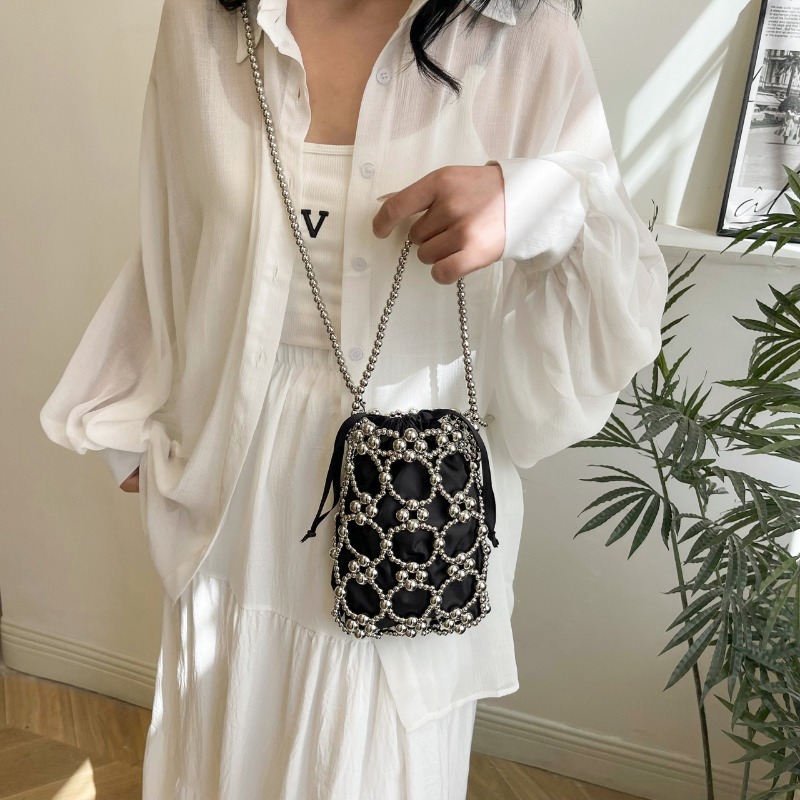 Weiße, mit Perlen verzierte Ei – Luxury Bags On Sales Bewertung und Preis